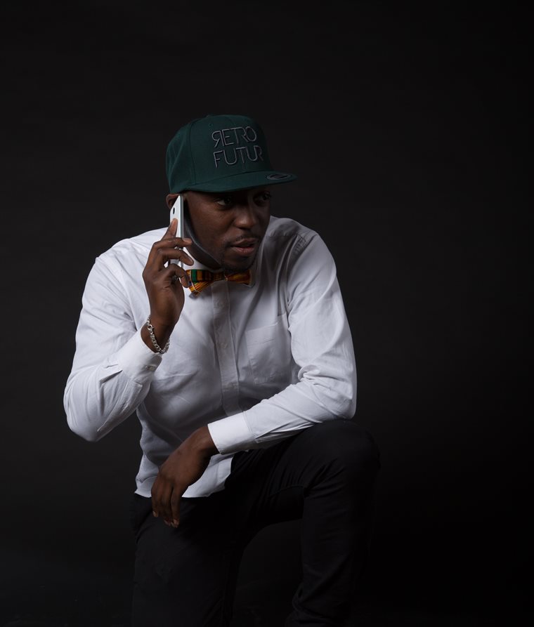DJ Shan au téléphone